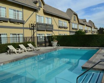 Folk Inn Ontario Airport - אונטריו - בריכה