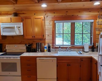 Mckenzie River Cabin 20 - Log Cabin Inn - Willamette National Forest - McKenzie Bridge - Kitchen