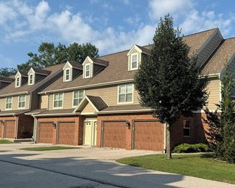 Delafield Lake Country 2BDR private garage entry + deck, walkable area near lake - Delafield - Budova