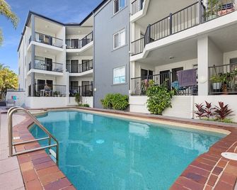 2-Bed Escape with Pool, Steps From Torquay Beach - Torquay - Pool