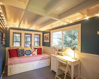 5 BR Cottage a Short Walk to Pier Street Beach Access. - Lakeside - Living room