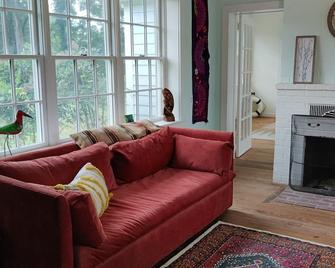 'Dragonfly' Waterfront Cottage on Chesapeake Bay - Reedville - Living room