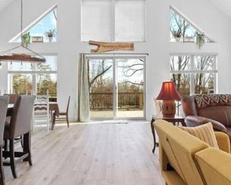 Mountain Retreat w/outdoor activities including rock climbing and hiking, - Soddy Daisy - Living room