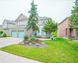 Beautiful Garden & Forest View Private Suite - Richmond Hill - Building