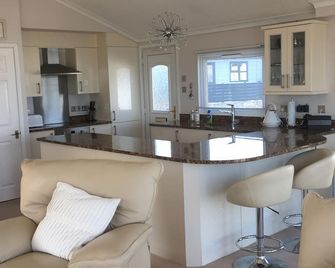 Beach Front Chalet On The Exclusive 5 Star Warren Holiday Park - Pwllheli - Cuisine