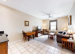 Comfortable Suite In Downtown Northeast Harbor W/ Wifi & Ac - Walk To The Water! - Mount Desert - Wohnzimmer