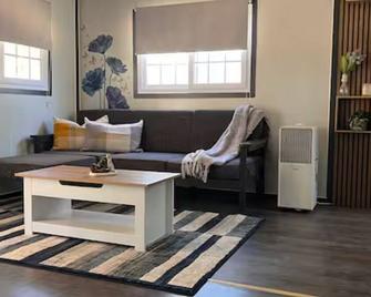 Rustic Forest Escape at Shiraz Ridge - Unique Stay in WA's Wine Country - Toodyay - Living room