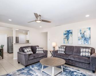 Peaceful Getaway in Clovis, Cozy 4Bed/2Bath - Clovis - Living room
