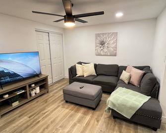 Mdrn 4bedrm House In Las Vegas, 10mins From Airport - Las Vegas - Living room