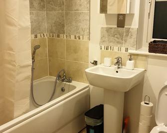 Luxury 4-Bedroom Whole House (Private Baths, modern Kitchen, Free Parking, WiFi) - Sittingbourne - Bathroom
