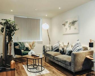 Super Luxury 2 Bedroom Apartment In City Center Birmingham - Birmingham - Living room