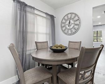 3-bedroom house with lots of parking - Lumberton - Comedor