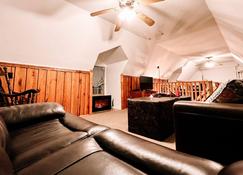 Muskie-Lounge River Retreat! - Buckhannon - Living room