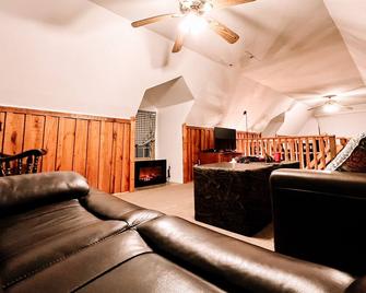 Muskie-Lounge River Retreat! Secluded getaway. - Buckhannon - Living room