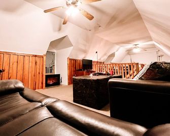 Muskie-Lounge River Retreat! Secluded getaway. - Buckhannon - Obývací pokoj
