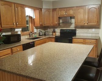 Fully furnished 5 bedroom home in a nice neighborhood - Urbandale - Кухня