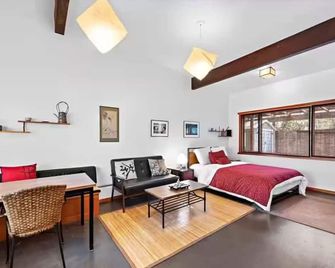 Quiet but Convenient Guesthouse in the heart of Brentwood. Backyard & amenities. - Los Angeles