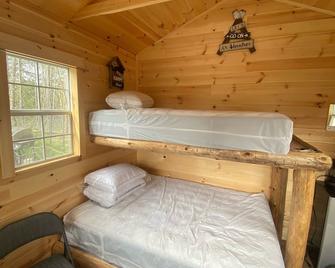 The Explorer Camping Cabin - Priest River - Habitación