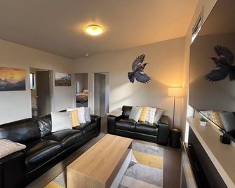 Spa, mountain views & a gas fireplace - Ohakune - Salon