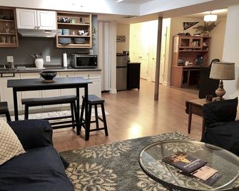 Annapolis/Eastport Private Beautiful Apt- 1 Mile Walk To Downtown - Annapolis - Living room