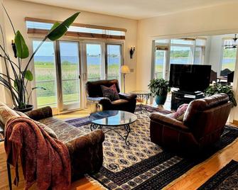 Steps to beach! Custom-built house with panoramic ocean views, wrap-around deck. - Guilford - Living room