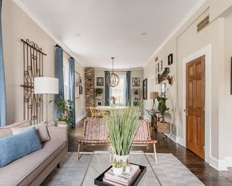 Chic, Artisan Cottage | Near Forsyth Park - Savannah - Living room