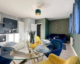 Luxury Boutique Apartments Block Free Street Parking - Hounslow - Dining room