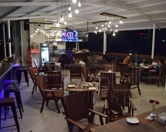 Tab Capsule Hotel - Kayoon Surabaya - Surabaya - Restaurante