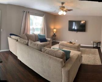 4 Bed 2.5 Bath Sleeps 10- King of Karincrest - Middletown - Living room