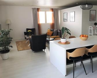 The Home Of Hiisi - Nummela - Comedor