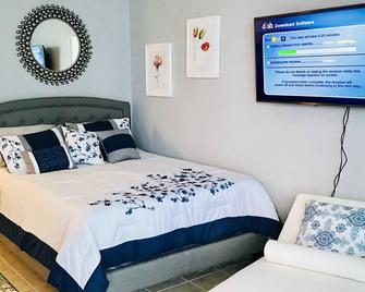 The Penthouse - Large Oceanfront Studio - Hollywood - Bedroom