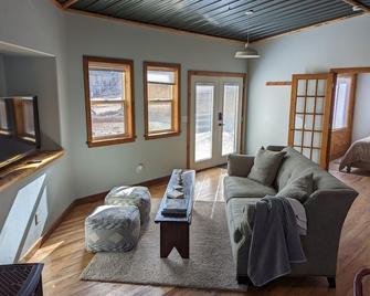 Calamity Jane's Hideaway 1-Bedroom, 1-Bath, Huge Deck, Close to Main Street - Challis