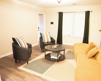 Spacious & Family-Friendly Retreat, 4 Bedrooms, Large Backyard near Fort Jackson - Elgin - Living room