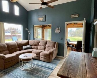 Ocean-view Cabin on the Anchor Point Bluff - Anchor Point - Living room