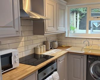 Cosy two bedroom house in eye Suffolk with parking near A140 - Eye - Kitchen