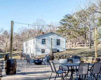 Charming Cabin Rental near Wineries and Hiking Trails in Afton, Virginia - Afton - Patio