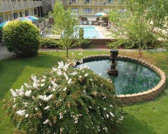 Golden Manor Inn & Suites - Muldraugh - Pool