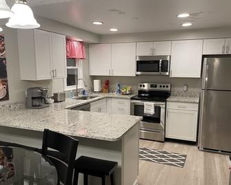Spacious 3 Bedroom House in Quiet Residential Neighborhood - Martinsburg - Kitchen