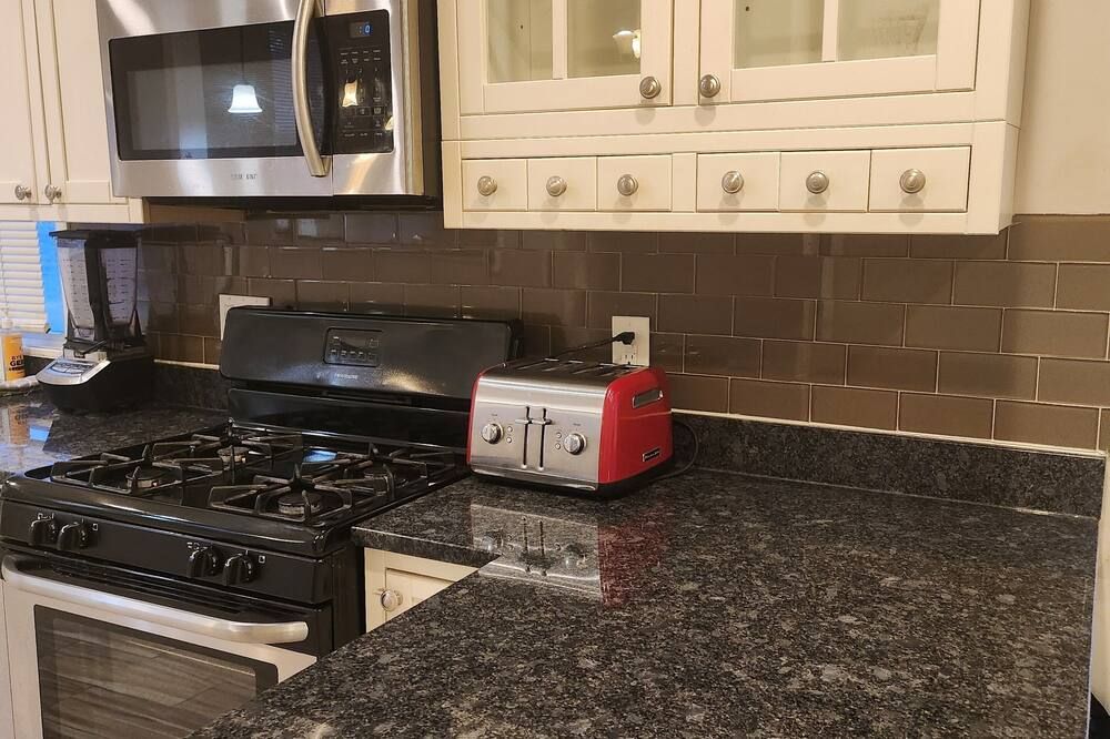 whole 3-bedroom townhome in welcoming Baltimore with AC and charm - Baltimore - Kitchen