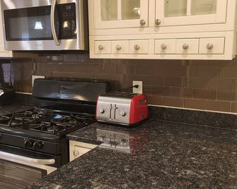 whole 3-bedroom townhome in welcoming Baltimore with AC and charm - Baltimore - Kitchen