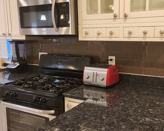 whole 3-bedroom townhome in welcoming Baltimore with AC and charm - Baltimore - Kitchen