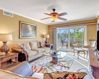 Fort Myers River District Condo Close to Shopping, Dining & Nightlife! Heated Pool & Free Parking! - Fort Myers - Wohnzimmer