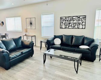 Brand New 3bedrooms Fernley-20 Min to Usa Pkwy/2bath/Pets Ok/Sleeps14 - Fernley - Huiskamer