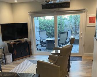 Ocean view townhouse steps to the beach - Indialantic - Living room