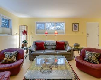 Anchorage Vacation Rental Near Coastal Trail! - Anchorage - Sala de estar