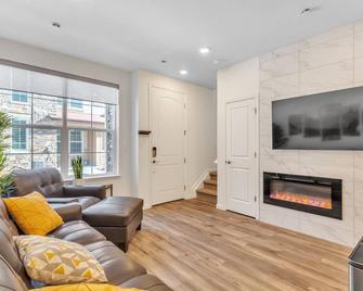 Luxury Brand New Townhouse, family and pet friendly - Highlands Ranch - Living room