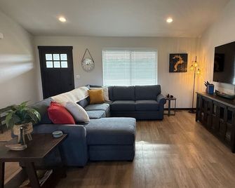 Silverwood 1.6 miles Spacious 4-bedroom house in beautiful North Idaho - Athol - Living room