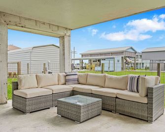 Deep Blue Yonder - Ping-pong! Bikes! Games! Cute and cozy 3-bed, 2-bath home in the heart of Crystal Beach! - Crystal Beach - Balcon