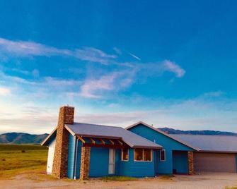 Vineyard and Mountain Views - Alexandra - Building