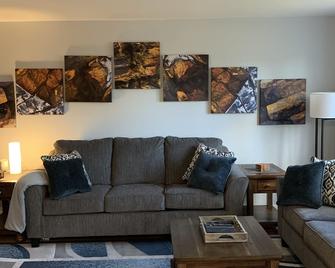 accessible- parkside gem-3 bdm corefloor home-pet friendly. - Thunder Bay - Living room